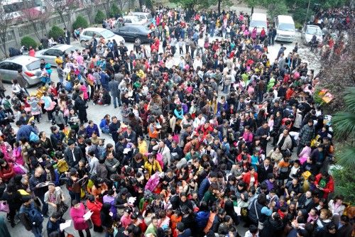 家长观摩团人头攒动(臧士伟 摄) 家长观摩团人头攒动