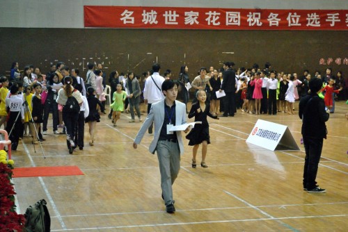 南京市代表队教练郑昊 裁判和选手虽忙,教练们也没闲着,看这位南京市代表队教练郑昊就忙得不亦乐乎